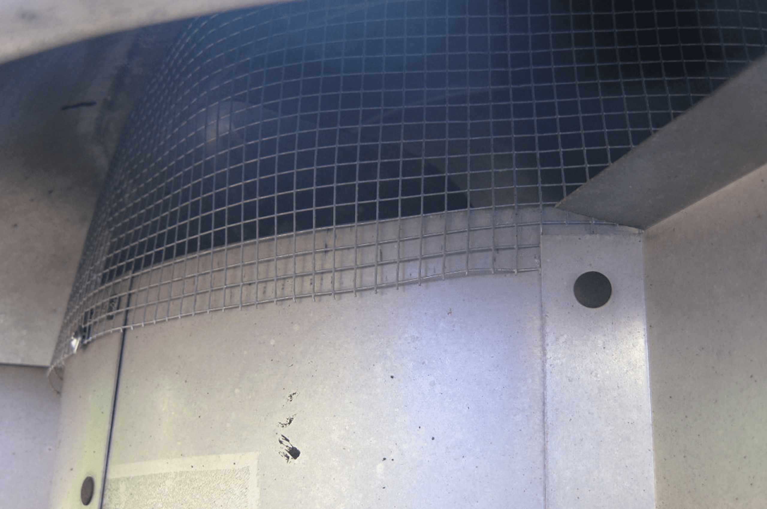 Industrial mesh and metal surface